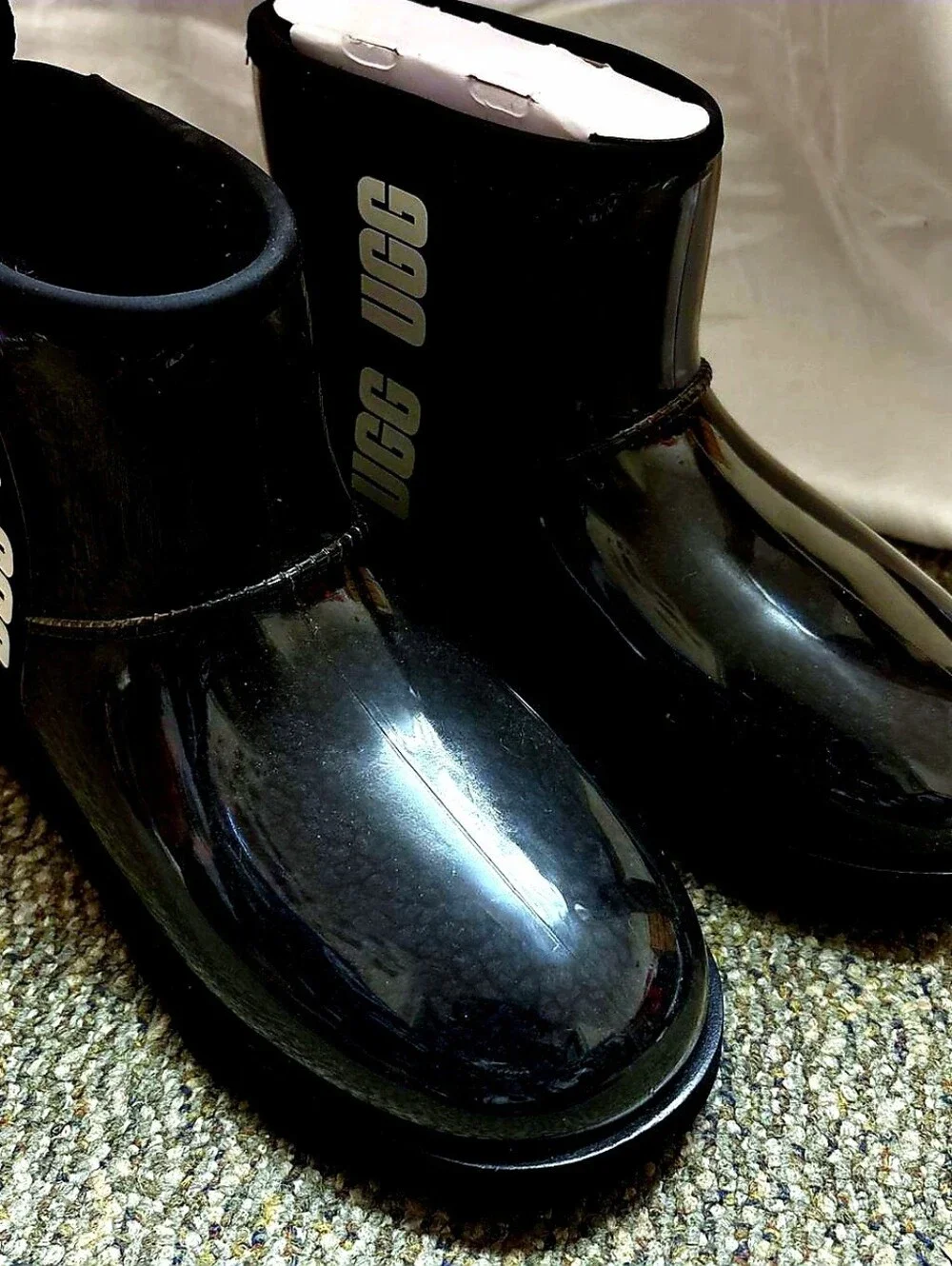 NWOT UGG Classic Black Clear Short Waterproof Boot Size 7